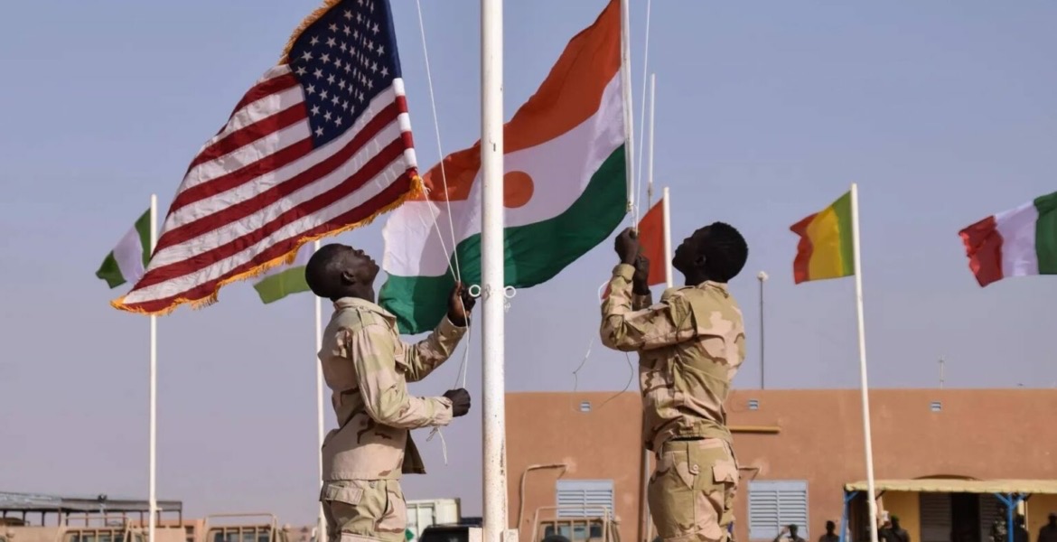 الصين تبحث تعزيز التعاون العسكري مع النيجر.. 