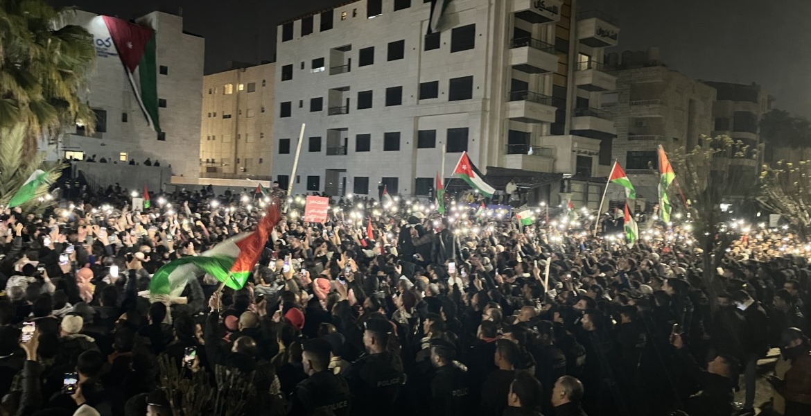 الاردن تنتفض من أجل غزه بالقرب من سفارة الاحتلال في عمّان.. 