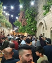 بالصور  فلسطينيون يوزعون الحلوى عقب الانتهاء من صلاة الفجر في المسجد الإبراهيمي بالخليل