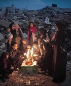 .رغم القصف والدمار  الحاصل فى غزه إلا ان هذه العائلة الغزاويه ابت  الاأن تحتفل بعيد ميلاد احد ابنائها