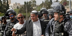 جندي إسرائيلي يهدد نشطاء فلسطينيين بوزير الأمن الجديد اليميني