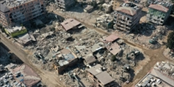 حزينة بلا يأس.. هطاي التركية تنفض ركام الزلزال 