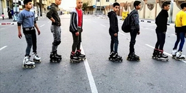 #فتية في قطاع غزة يمارسون #رياضة التزلج بالعجلات (#السكيت)
