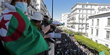 الغضب الاجتماعي يعمق الأزمة السياسية في الجزائر