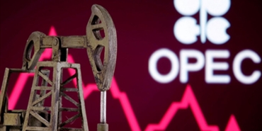 أسعار النفط تتراجع مع توقعات متضاربة بشأن الطلب