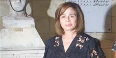 فنانة عربية شهيرة تزور النصب التذكاري لشهداء انفجار مرفأ بيروت