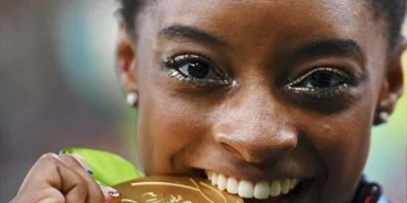لماذا يعض أبطال الأولمبياد ميدالياتهم الذهبية ..؟؟