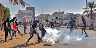 تظاهرات عريضة تواجَه بقنابل الغاز بمحيط قصر الرئاسة في الخرطوم