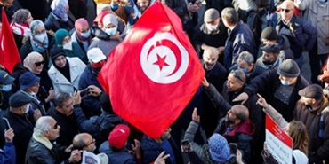 احتجاجات ليلية في العاصمة التونسية.. والسلطات تمنع معارضي الرئيس من نصب خيام للاعتصام