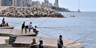 لبنانيون يواجهون الغلاء بصيد الأسماك