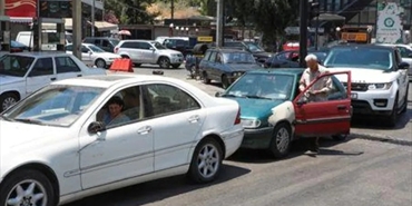 العمل من السيارة.. وسيلة اللبنانيين للتكيف مع طوابير الانتظار في محطات البنزين