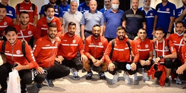 استقبال رسمي وجماهيري لمنتخب لبنان لكرة القدم في مطار بيروت