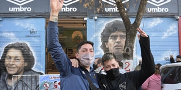الأرجنتينيون يستذكرون "هدف القرن" لمارادونا بالاحتفال والهتاف