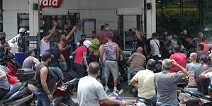 مصرف لبنان يقلص دعم الوقود ومحتجون يطالبون برحيل "السلطة"