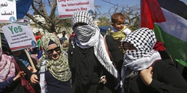 في يوم المرأة العالمي .. المجد للفلسطينيات 