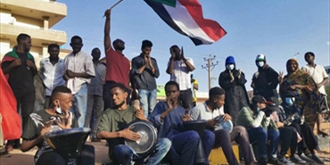 الشارع السوداني يترقب بحذر مبادرات الوساطة لإنهاء الأزمة