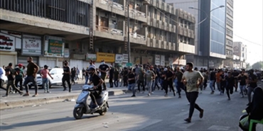قتيل وأكثر من مئة جريح في مواجهات بين مناصرين لفصائل موالية لإيران وقوات أمن في بغداد-