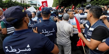 آلاف التونسيين يتظاهرون في العاصمة ضد قرارات الرئيس سعيّد- 