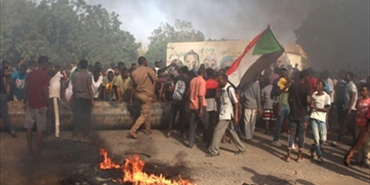 السودانيون يواصلون الاحتجاج لليوم الرابع.. ومقتل متظاهر على الأقل برصاص العسكريين في الخرطوم 