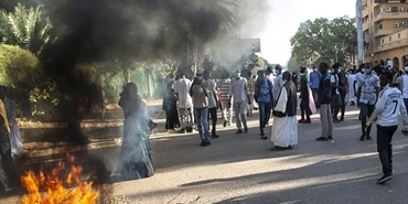 احتجاجات قبائل “البجا” تهدِّد بشل الحياة في السودان.. مجلس الوزراء يحذِّر من نفاد الأدوية والوقود والقمح