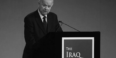 من هو السير جون تشيلكوت المحقق في حرب العراق والمساهم في سلام أيرلندا الشمالية؟