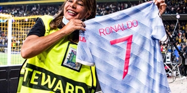 رونالدو يهدي مضيفة ملعب "وانكدورف" قميصه بعد إسقاطها بتسديدة
