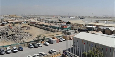 نائب أمريكي يكشف أن الانتحاري منفذ هجوم مطار كابول كان سجيناً في قاعدة باغرام العسكرية
