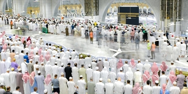 اقبال كبير على المسجد الحرام فجر أول أيام رمضان