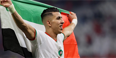 لاعبو منتخب المغرب يحتفلون برفع علم فلسطين بعد مباراة كندا.. طافوا به الملعب بفرحة عارمة (فيديو)