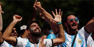 جماهير الأرجنتين تحتفل بشكل جنوني بعد توديع منتخب البرازيل مونديال قطر