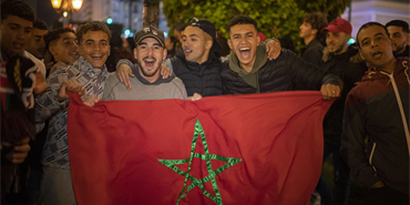 "هذي البداية مازال مازال".. قصة الأغنية التي يتغنى بها الجمهور الرياضي في المغرب العربي وعلاقتها بالجزائر
