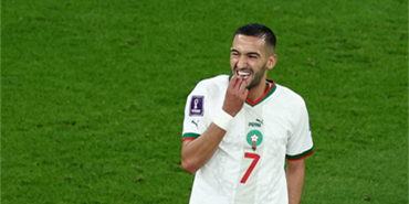 حكيم زياش يصافح القلوب من جديد.. يعتزم التبرع بمكافأته من كأس العالم للفقراء في المغرب