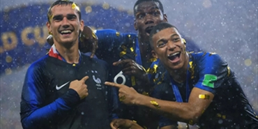 قائد المنتخب الفرنسي يخشى "أجواء معادية" خلال مباراة نصف النهائي أمام المغرب