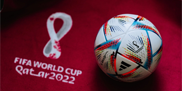 ملعب مبرَّد يمكن تفكيكه وكرة تُشحَن بالكهرباء.. تقنيات استُخدمت لأول مرة بكأس العالم في قطر