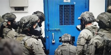 أصوات تكبيرات الأسرى داخل سجون الاحتلال بعد ارتقاء الأسير ناصر أبو حميد