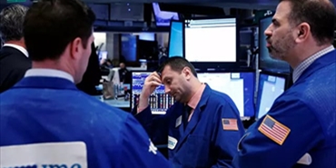 هل باتت الأسواق المالية على أعتاب انهيار عالمي جديد يبدأ من أمريكا؟
