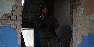 قصف أوكراني لمنشأة نفطية بلوغانسك يشعل 200 طن وقود ويوقع ضحايا.. 