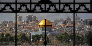 بطريرك القدس”: جماعات إسرائيلية تهدف لطرد المسيحيين من المدينة