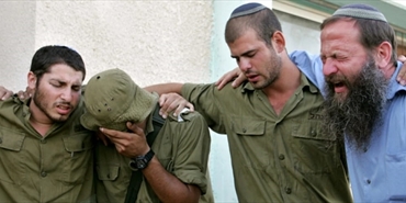 الرعب دفعه لقتل ضابطين! جندي إسرائيلي يفتح النار على قائدين في الكوماندوز بعد أن شك أنهما فلسطينيان