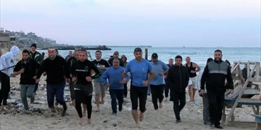 فلسطينيون يمارسون السباحة في بحر غزة رغم برودة الطقس.. 