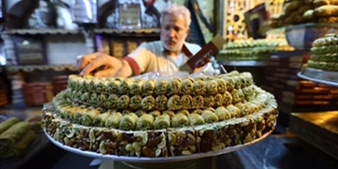 بالصور  سوق الميدان الدمشقي  مرأه للحرب والحصار