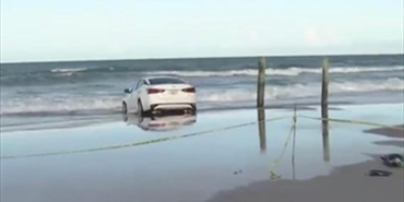 لقطات صادمة لسيارة تقتحم أحد الشواطئ وتدخل للمياه بركابها.. 