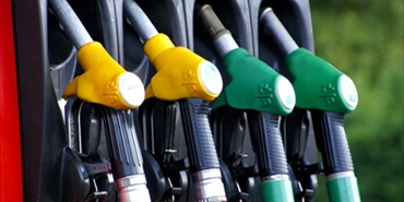 فرنسا تستعد لطرح تخفيضات على أسعار الوقود