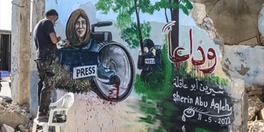 فنان سوري يودع الصحفية "أبو عاقلة" بالجرافيتي