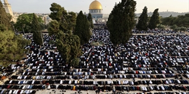 المسلمون يحتفلون بعيد الفطر.. مئات الآلاف منهم أدوا صلاة العيد