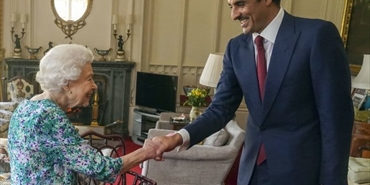 أمير قطر يبحث مع ملكة بريطانيا سبل تعزيز العلاقات الثنائية