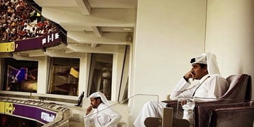 صورة ترصد رد فعل أمير قطر على أداء منتخب بلاده أمام السنغال وتوديعه للمونديال