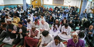 بريطانيا تلاحق المهاجرين في المساجد والمعابد.. 
