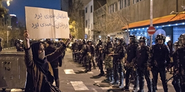 احتجاجات في طهران بعد وفاة فتاة اعتقلتها شرطة الأخلاق.. 