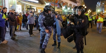 احتجاجات في روسيا رفضاً لـ ”التعبئة” .. الشرطة تعتقل متظاهرين ، و ”هروب جماعي” من التجنيد